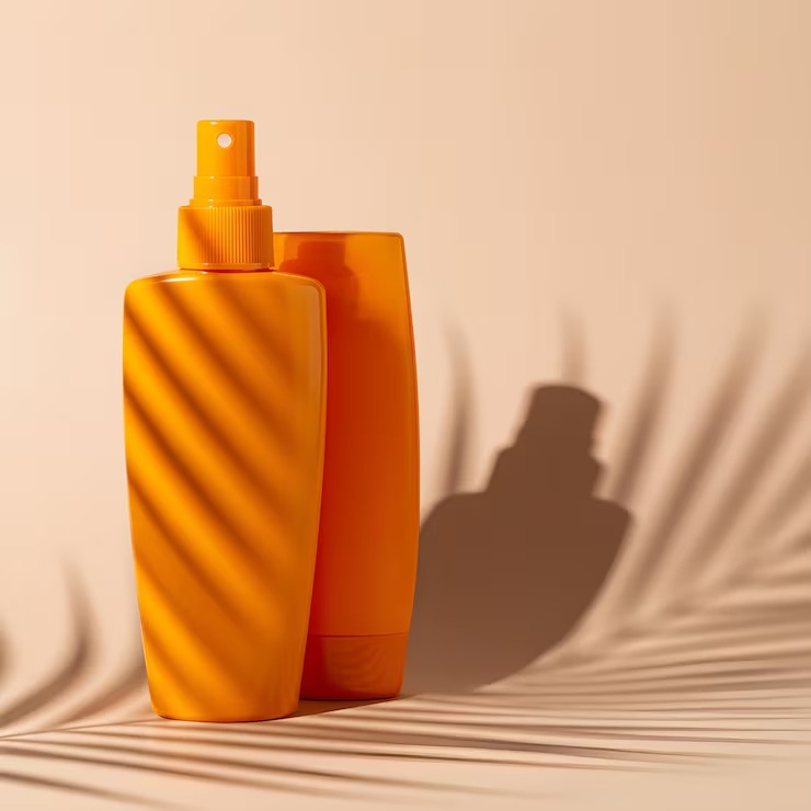 imgi 9 botella tubo spray protector solar sobre fondo beige 23 2151984948